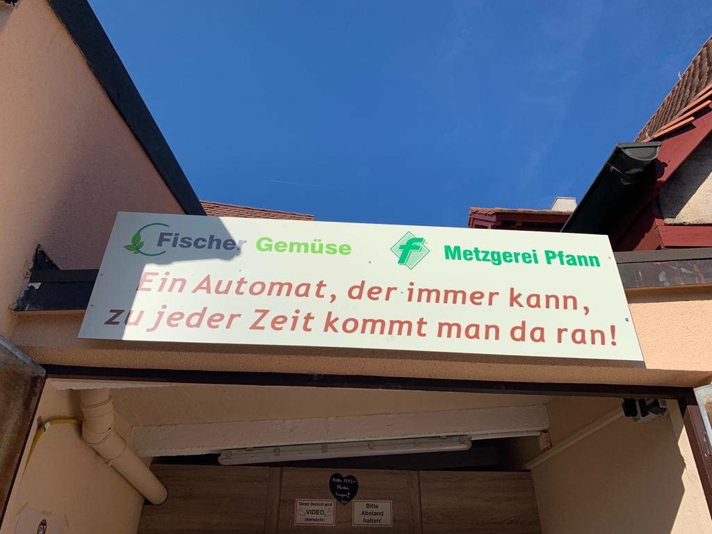 Schild vom Wurstautomat der Metzgerei Pfann