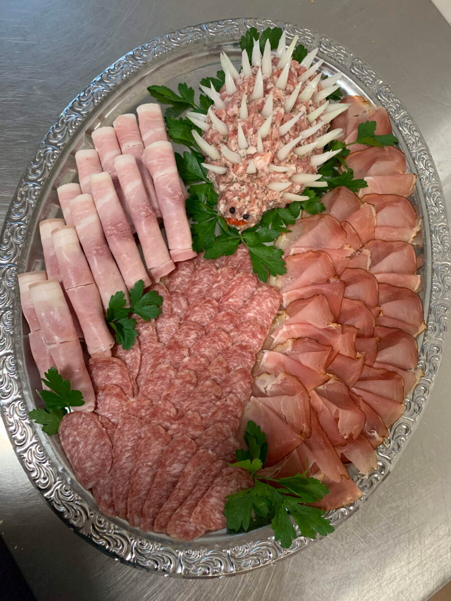 Wurstplatte und Mettigel